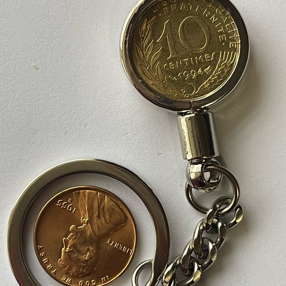 Gorgeous me French golden coin keychain - Picture 7 of 7
